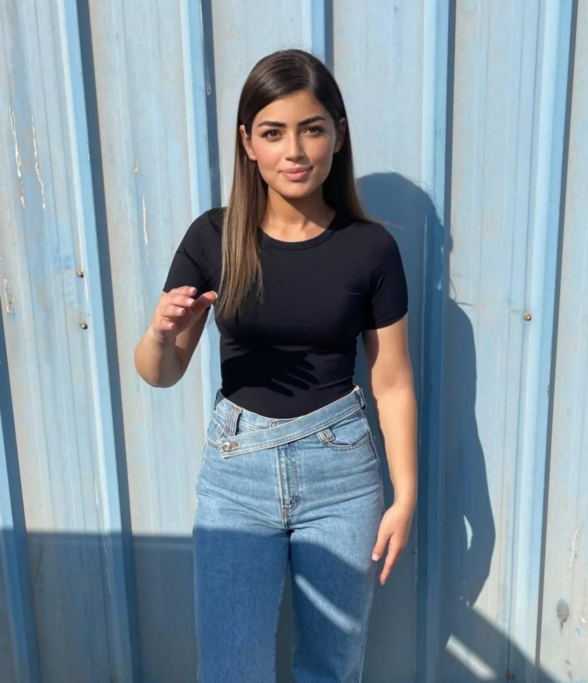 ليلي زاهر بإطلالة كاجوال باللون الأسود 