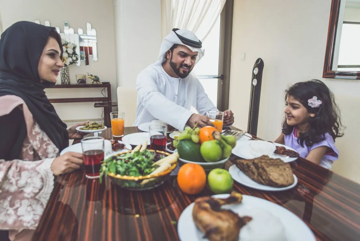 صورة لعائلة على الطعام