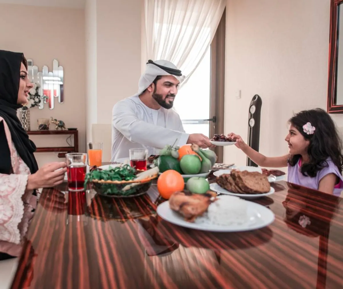 صورة لعائلة على الطعام