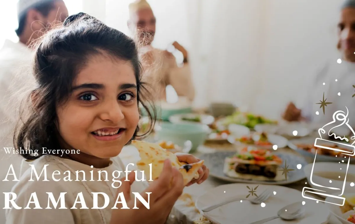 صورة لطفلة على مائدة الإفطار