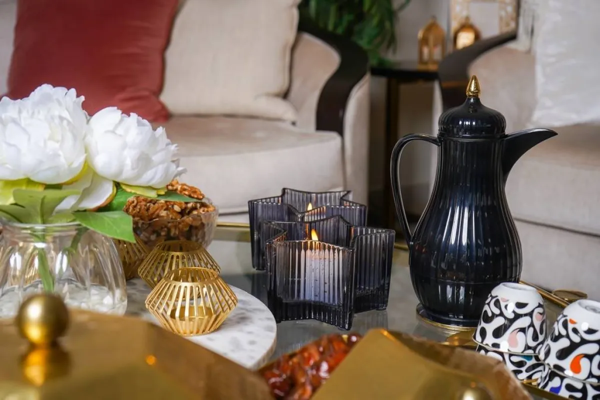 الذهبي لون شائع الاستخدام في الاكسسوارات المنزليّة الخاصّة برمضان  (الصورة من أعمال مهندسة التصميم الداخلي ليال الحاج)
