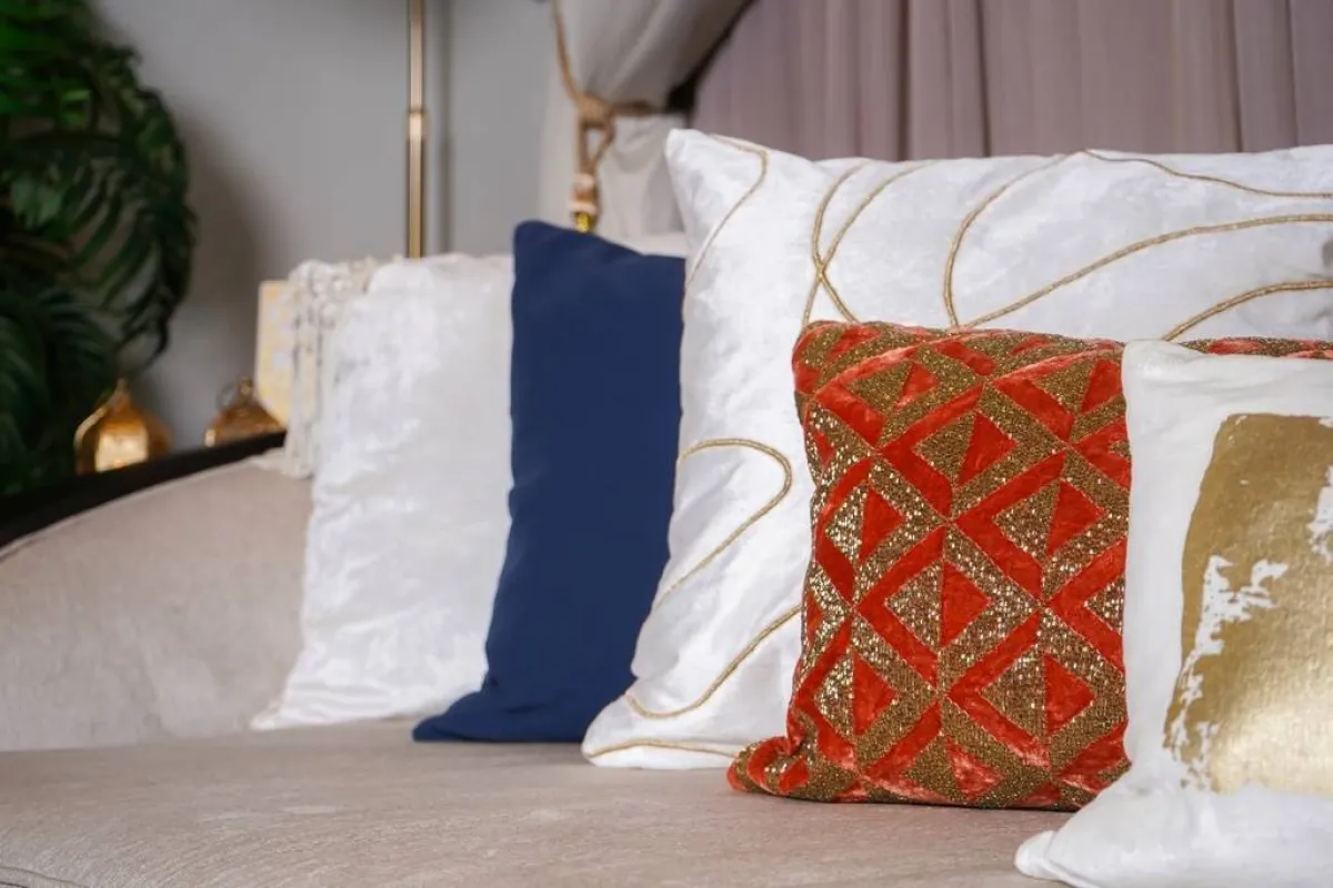 وسائد الأريكة تتلوّن بألوان رمضان (الصورة من أعمال مهندسة التصميم الداخلي ليال الحاج)