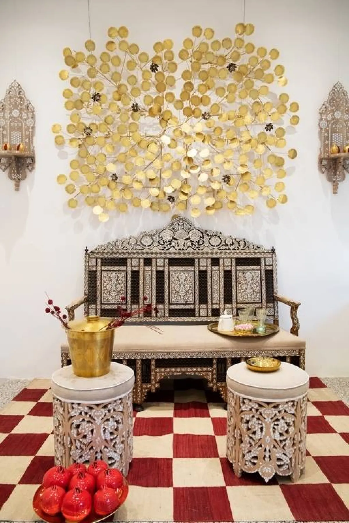 لطالما استخدم اللونان الذهبي والأحمر للترميز إلى متعلّقات شهر رمضان المادية، ومنها الديكورات 