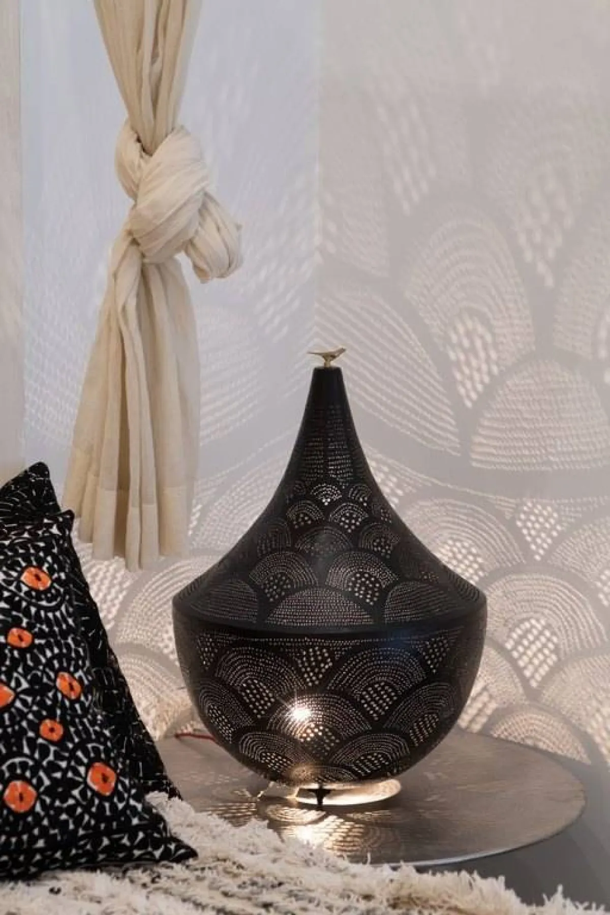 في حال الرغبة بالتخفيف من حدّة بريق الذهبي، في مشهد الديكور، يضاف اللون الأسود إلى الاكسسوارات