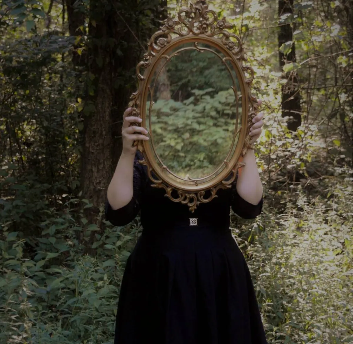 صورة لفتاة في الغابة