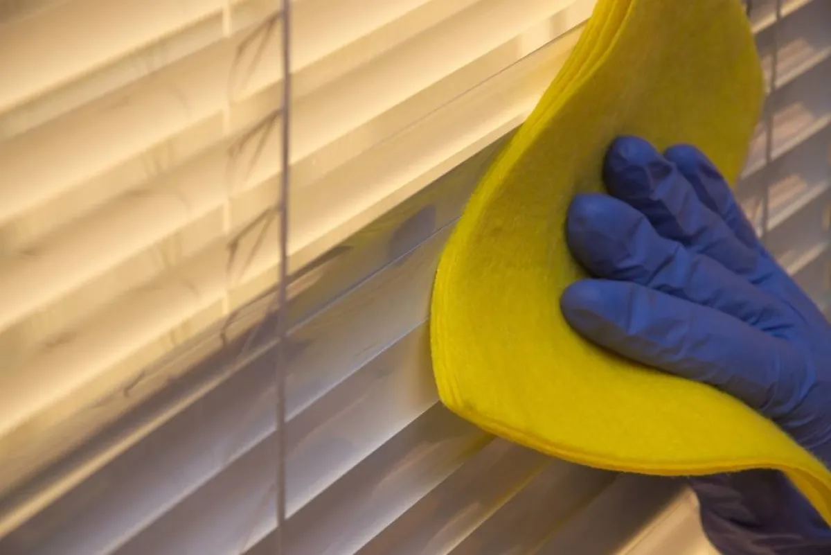 مكوّنات مستخدمة في تنظيف ستائر المطبخ