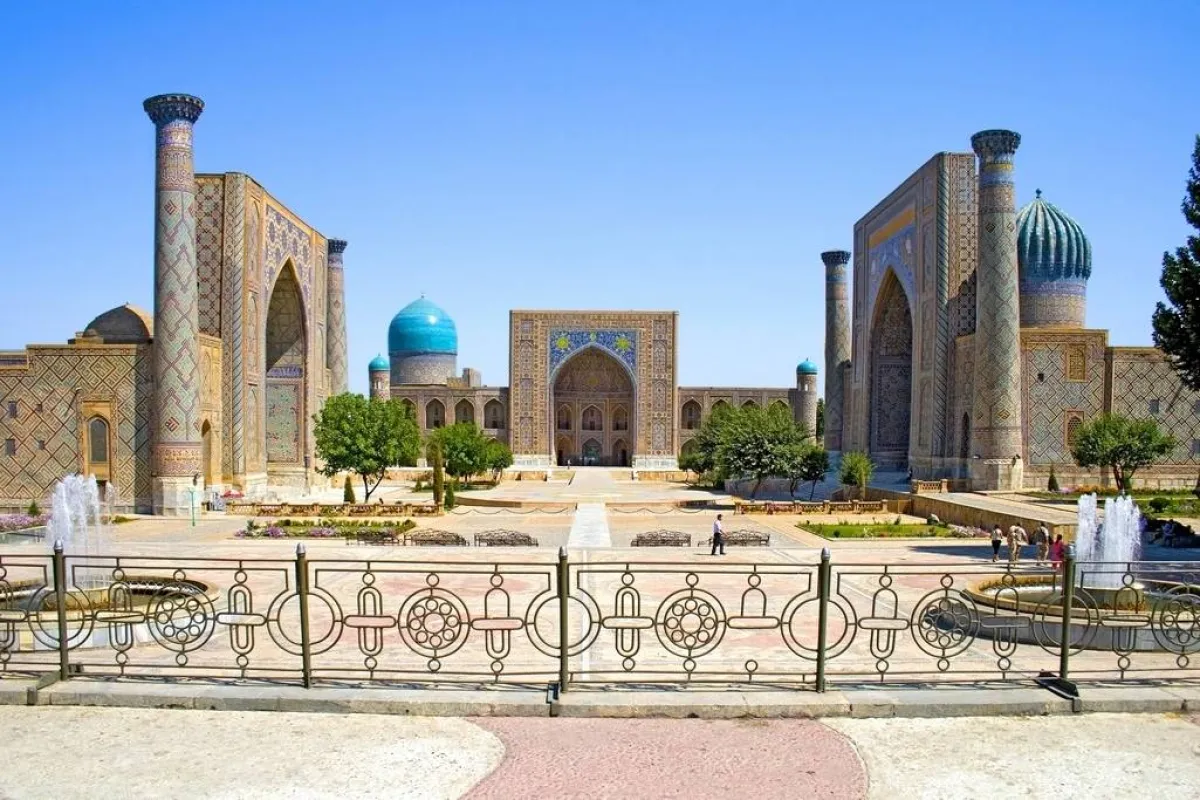 لا يفوّت السائحون المرور بساحة ريجستان في سمرقند