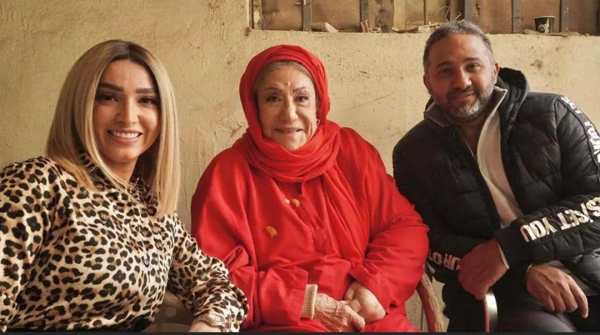 سميحة أيوب والمخرج رؤوف عبد العزيز وروجينا في كواليس مسلسل انحراف - الصورة من حساب روجينا