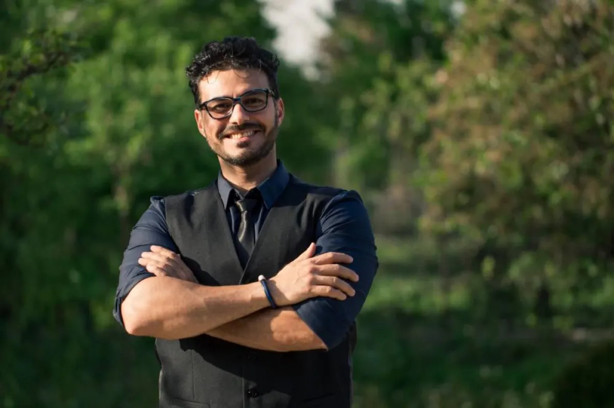 الدكتور كريم علي، مؤسس قناة "فكر ثاني" اليوتيوبية