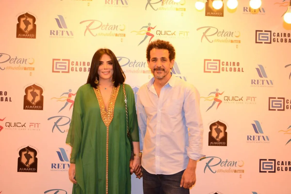 حورية فرغلي تلتقط صورة مع أحد الحضور - الصورة من المسؤول الإعلامي لعدوية