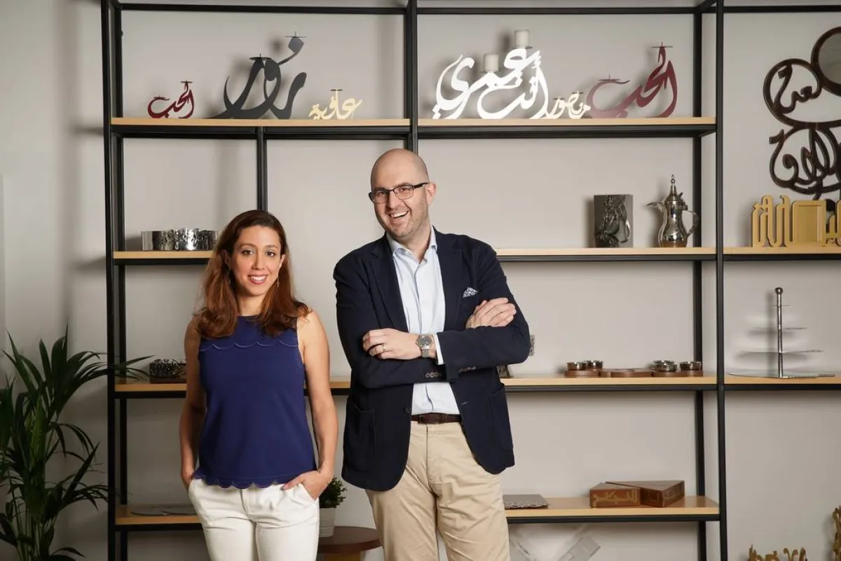 المصمّمان ميرنا حمادة وإيلي أبو جمرة يقفان خلف "كشيدة"