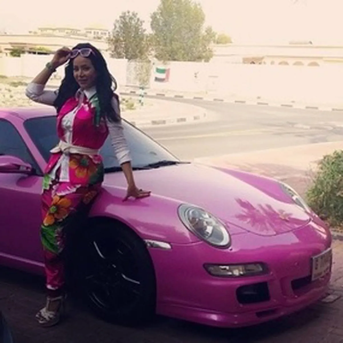 الإعلامية كاتي برايس تحصل على الفيراري الوردي