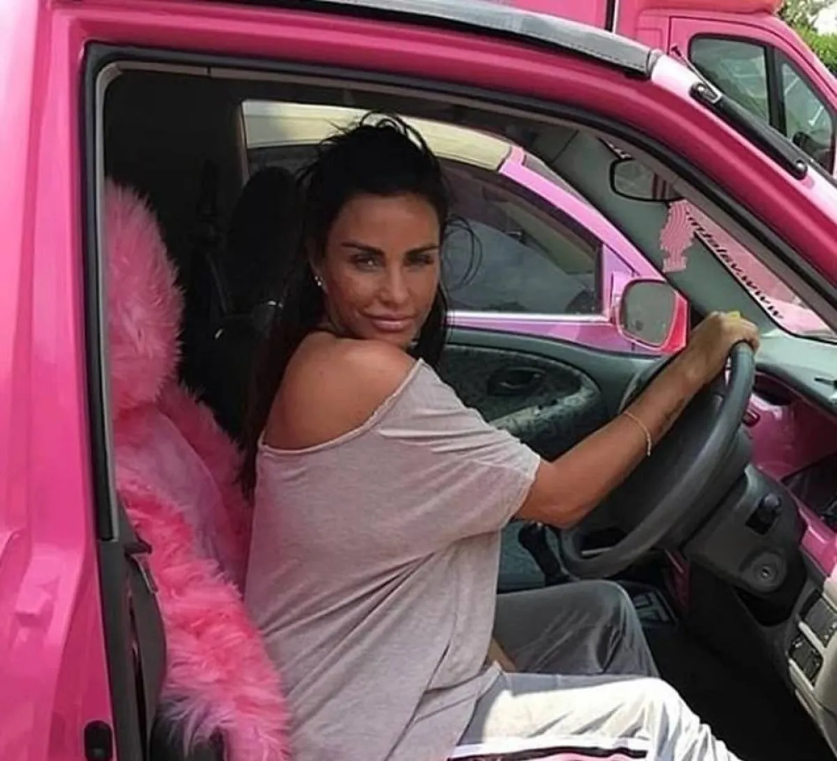 الإعلامية كاتي برايس تحصل على الفيراري الوردي