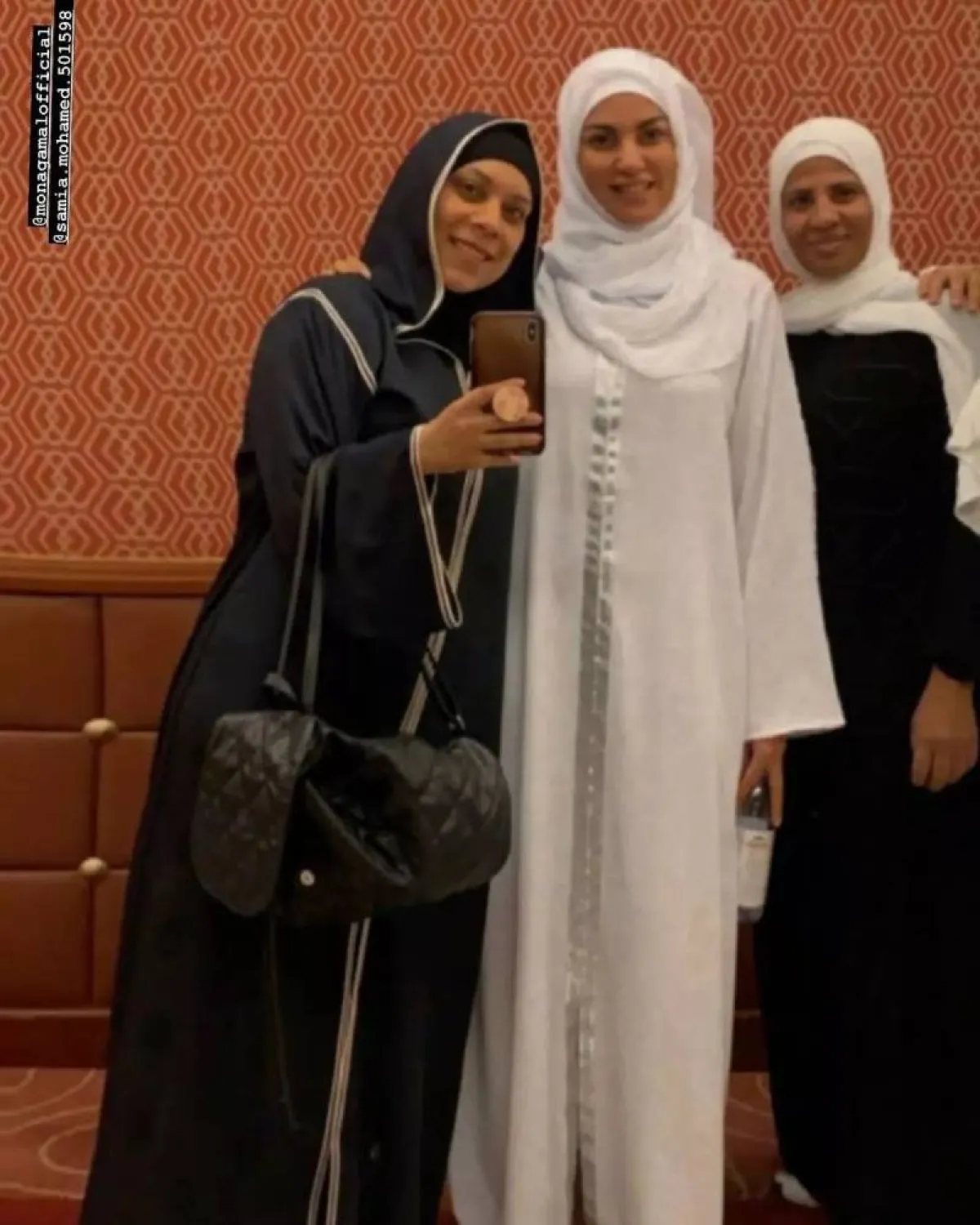 درة مع أصدقائها بملابس الإحرام - الصورة من حسابها على إنستجرام