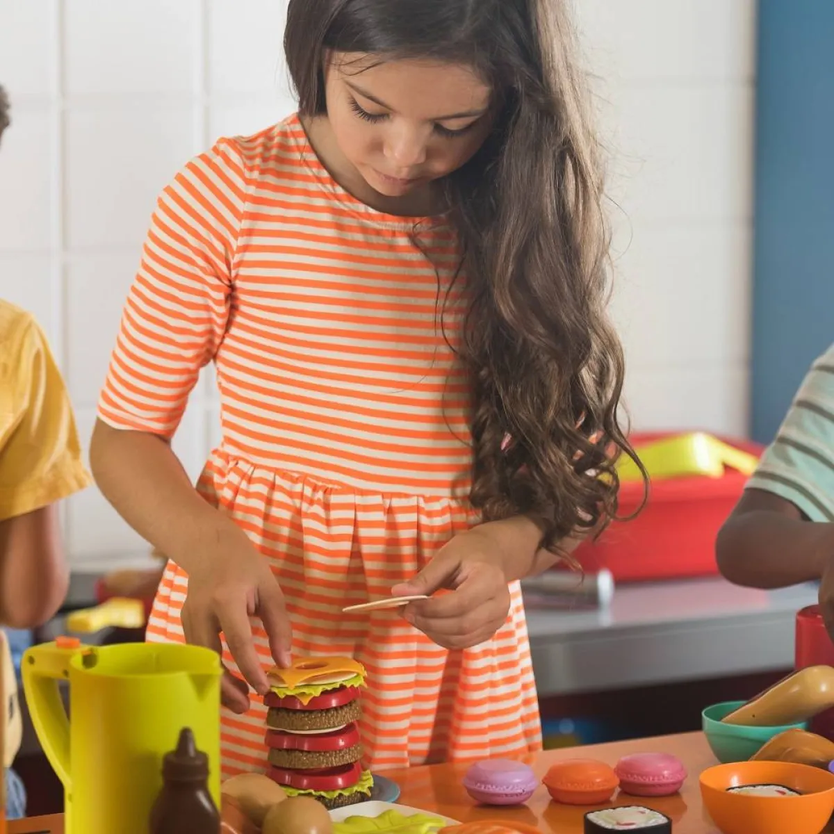 صورة لطفلة بالمطبخ