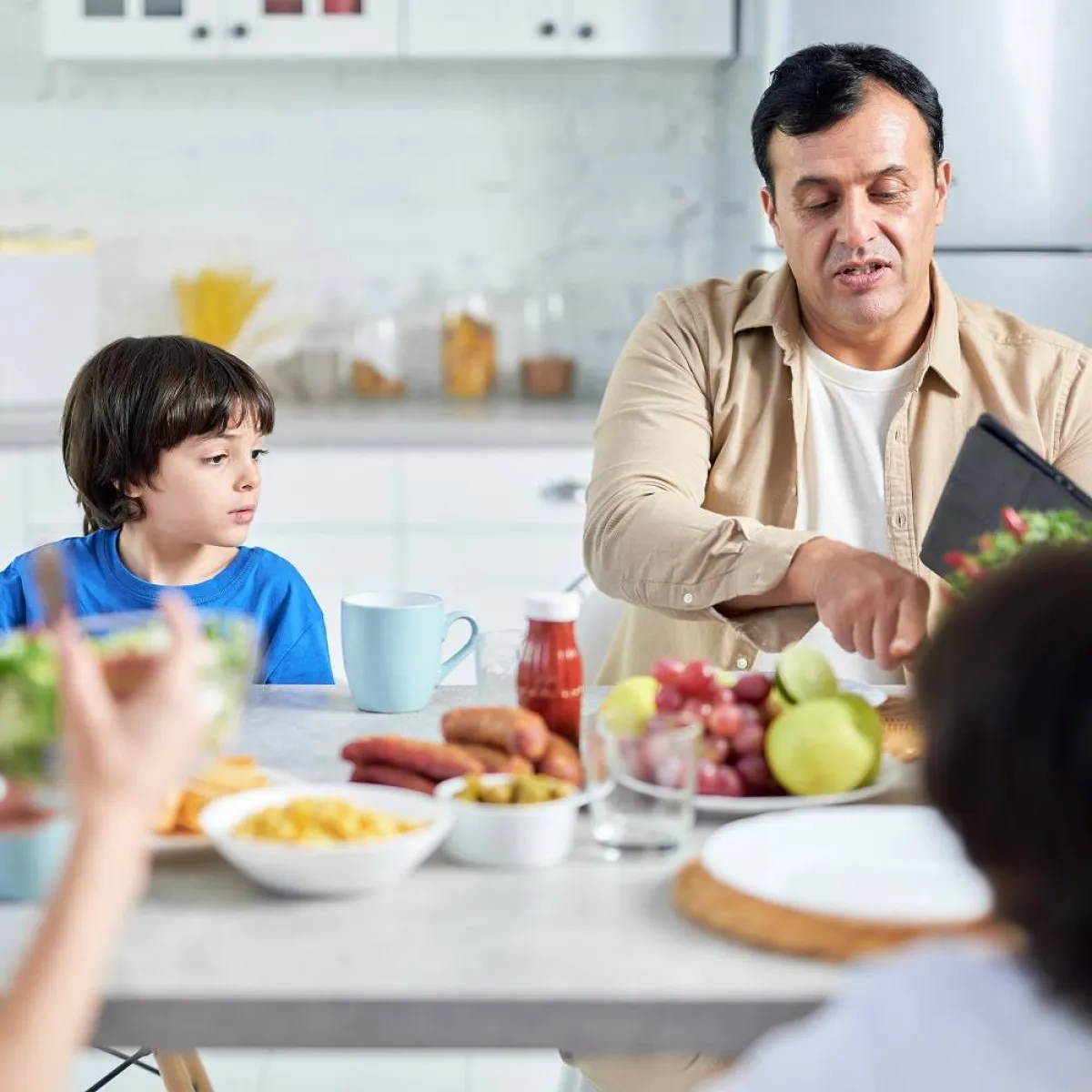 صورة  لأسرة تتناول فطورها