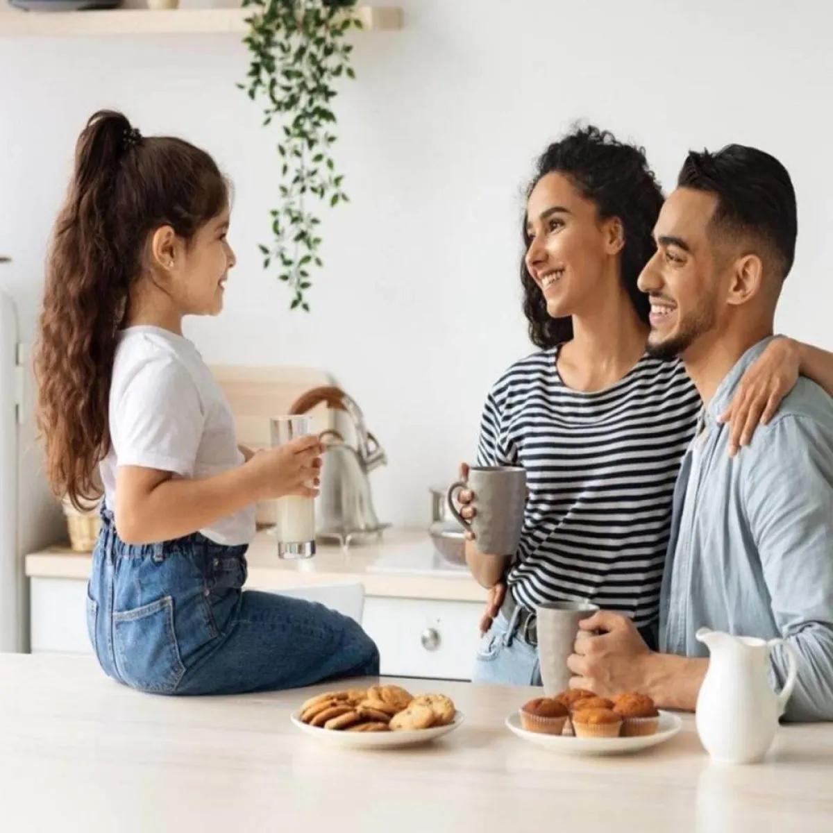 صورة لعائلة بالمطبخ