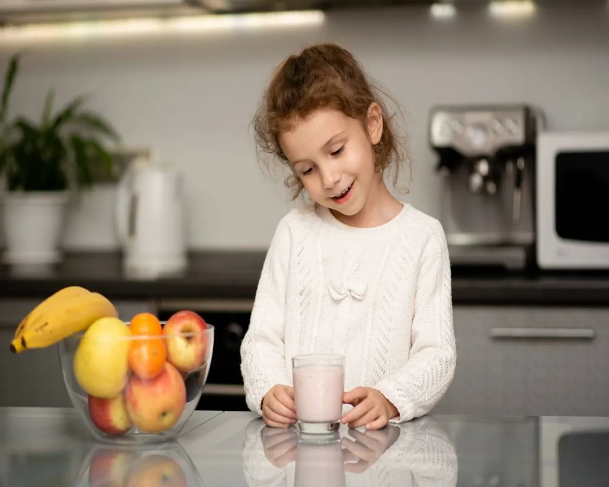 صورة لطفلة تتناول الزبادي