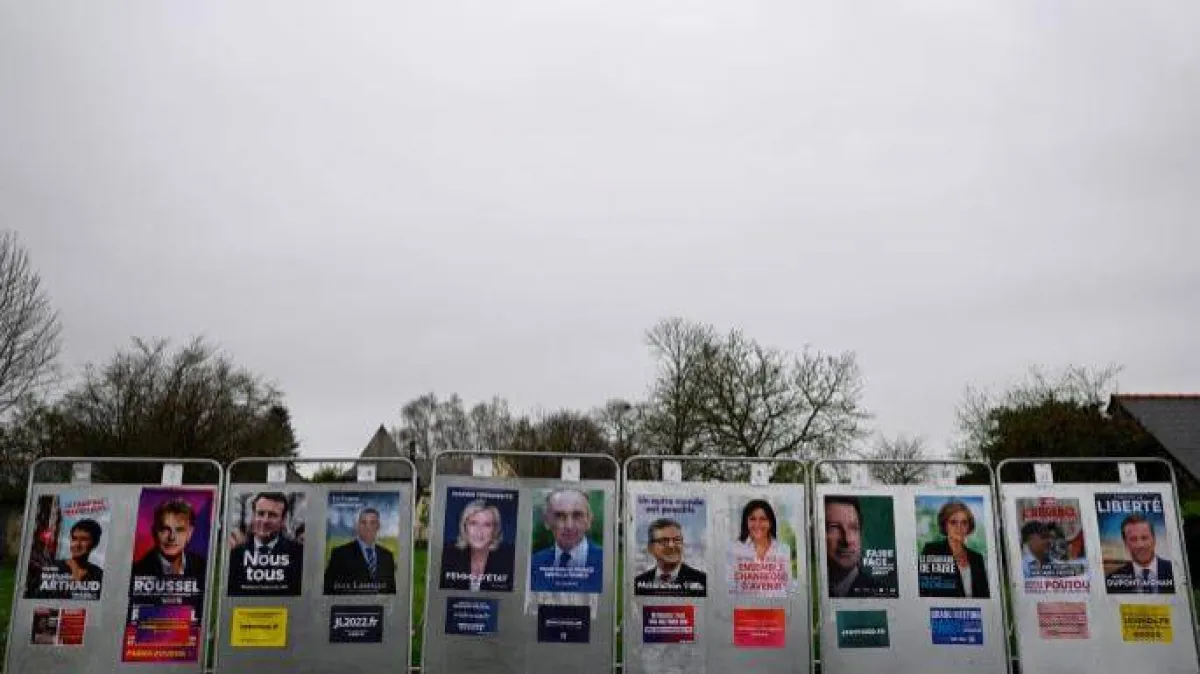 ملصقات المترشحين ال12 للانتخابات الرئاسية الفرنسية
