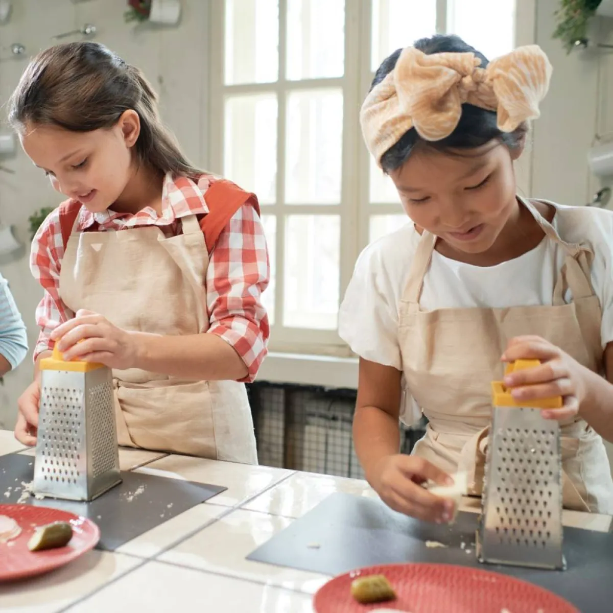 صورة لطفلتين تعدان وجبتهما المفضلة