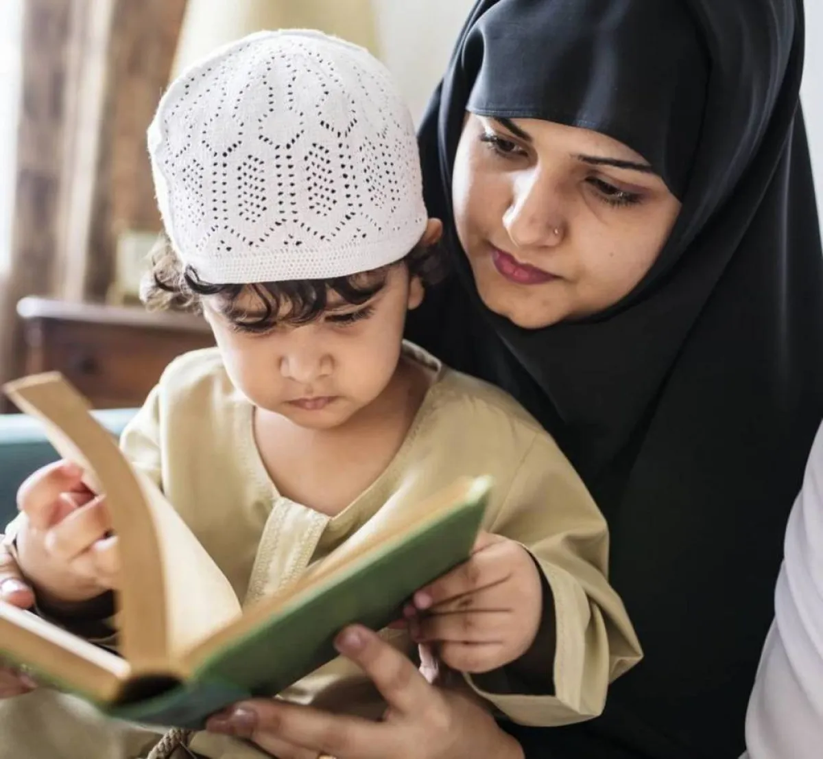 صورة لطفل وأمه