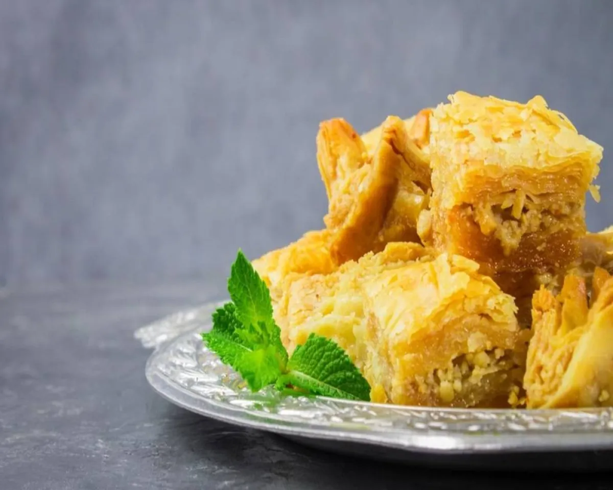 صورة لطبق من الحلويات