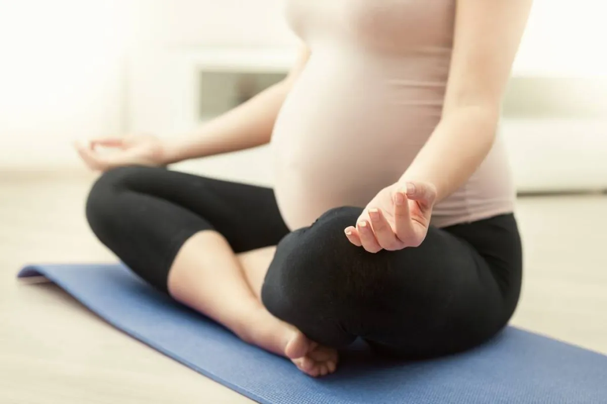 صورة لحامل تؤدي تمرين التأمل