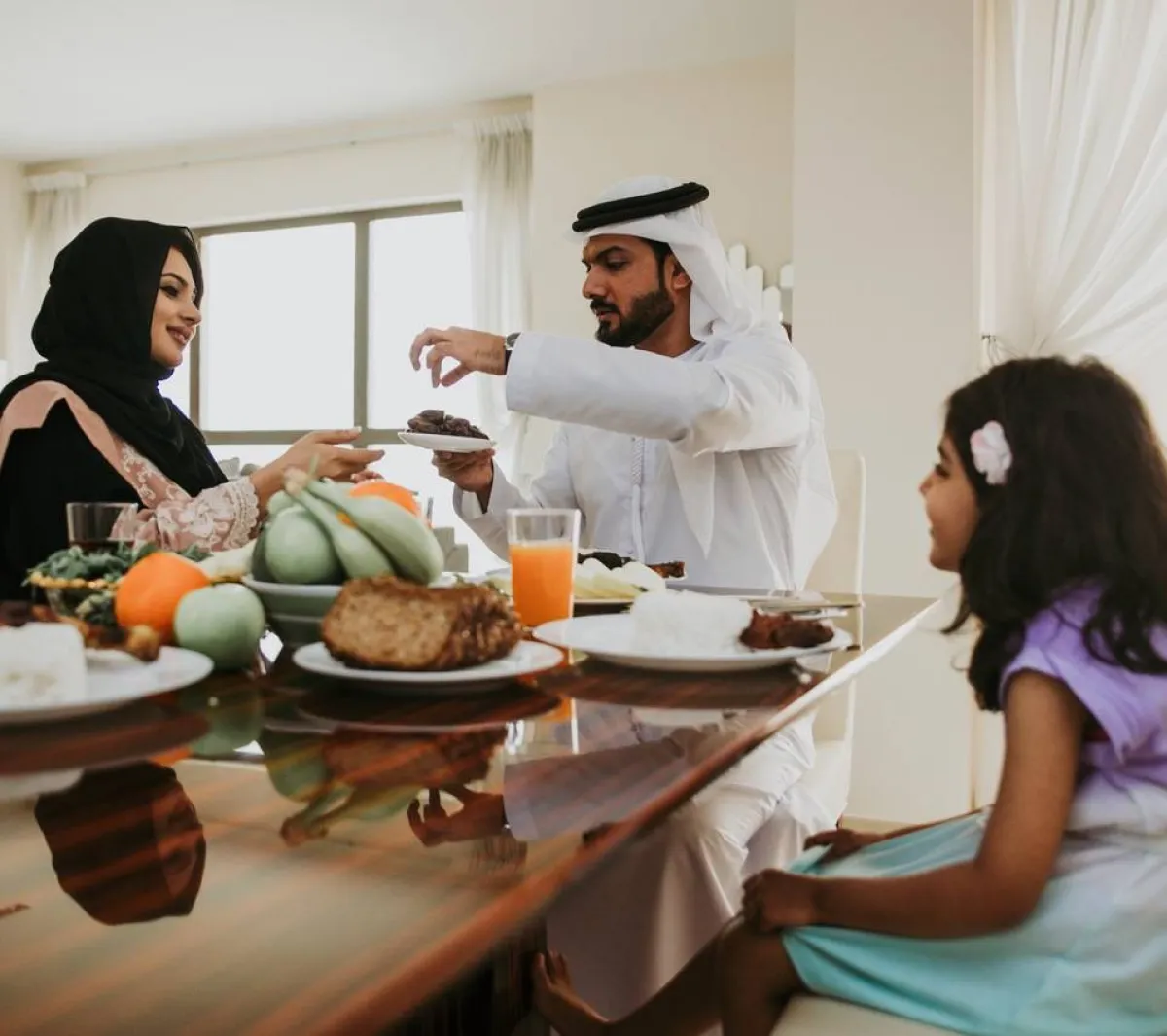 صورة لعائلة على الإفطار