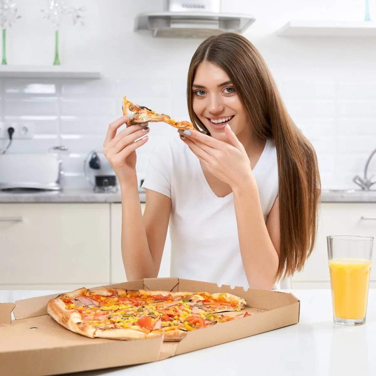 صورة لحامل تتناول البيتزا