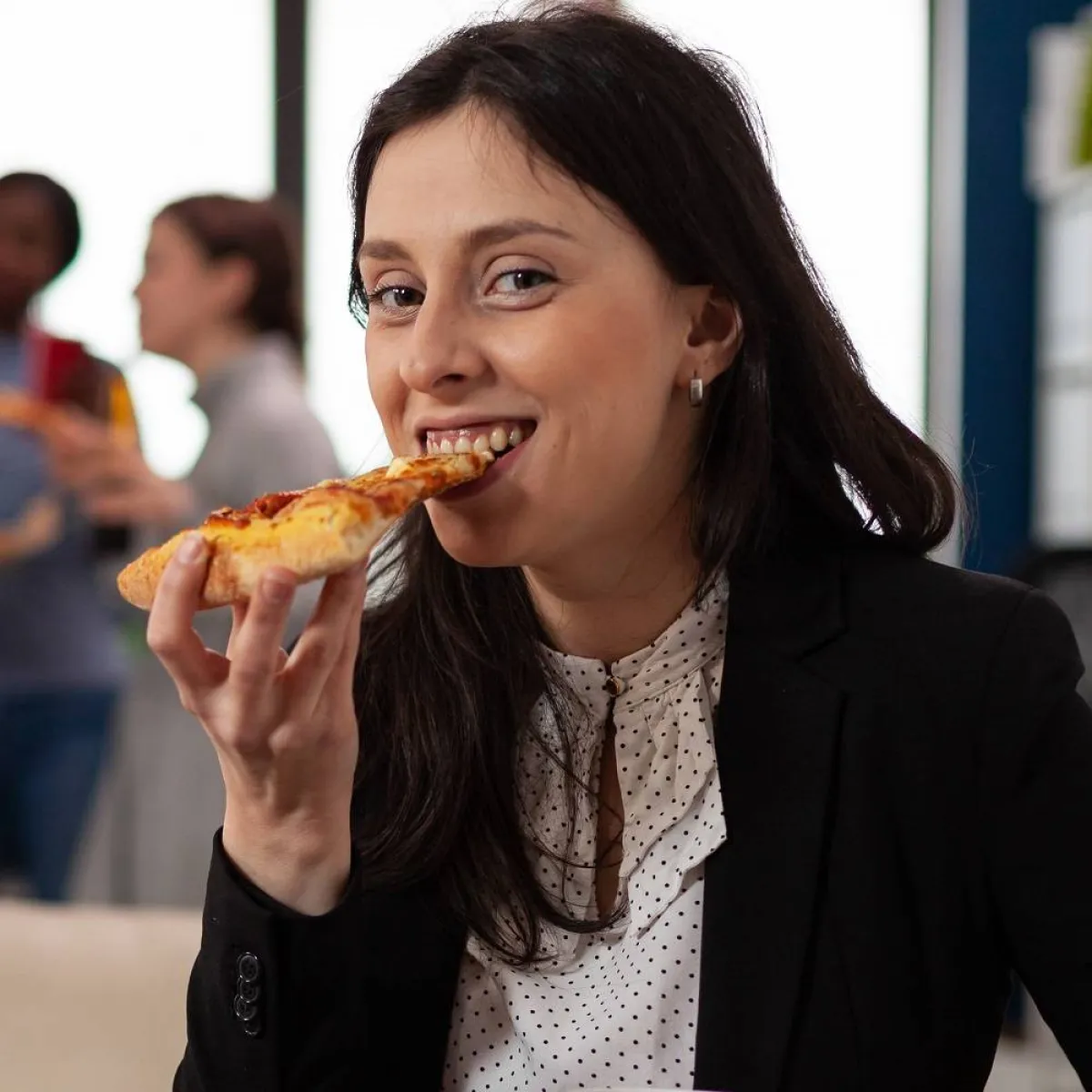 صورة لحامل تتناول البيتزا