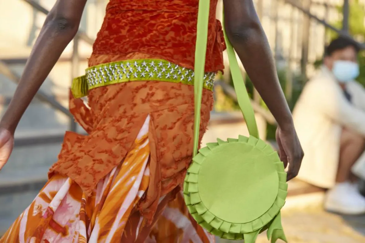 حقيبة كتف باللون الأخضر الفاتح من  كوللينا سترادا Collina Strada 