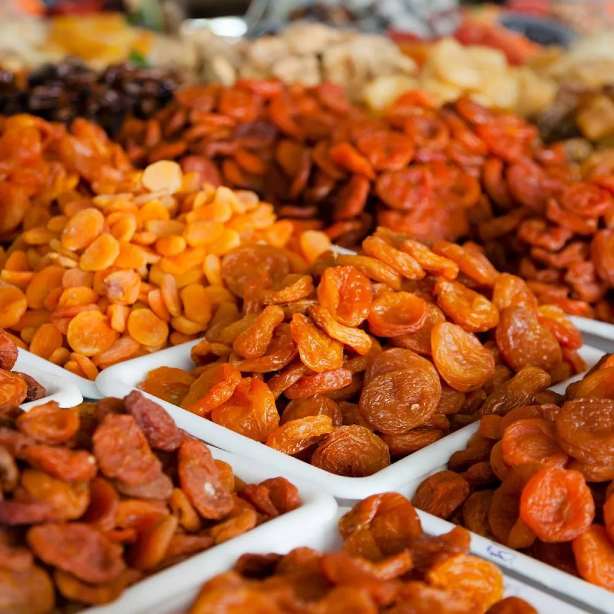 صورة لعدد من الفواكه المجففة