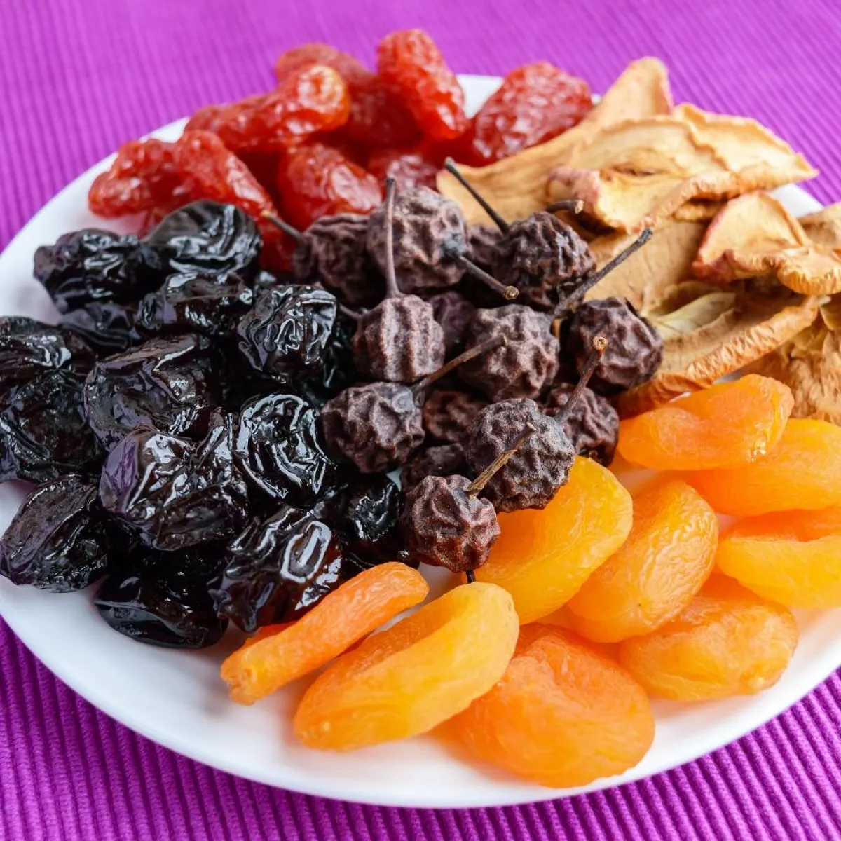 صورة لطبق من الفواكه المجففة