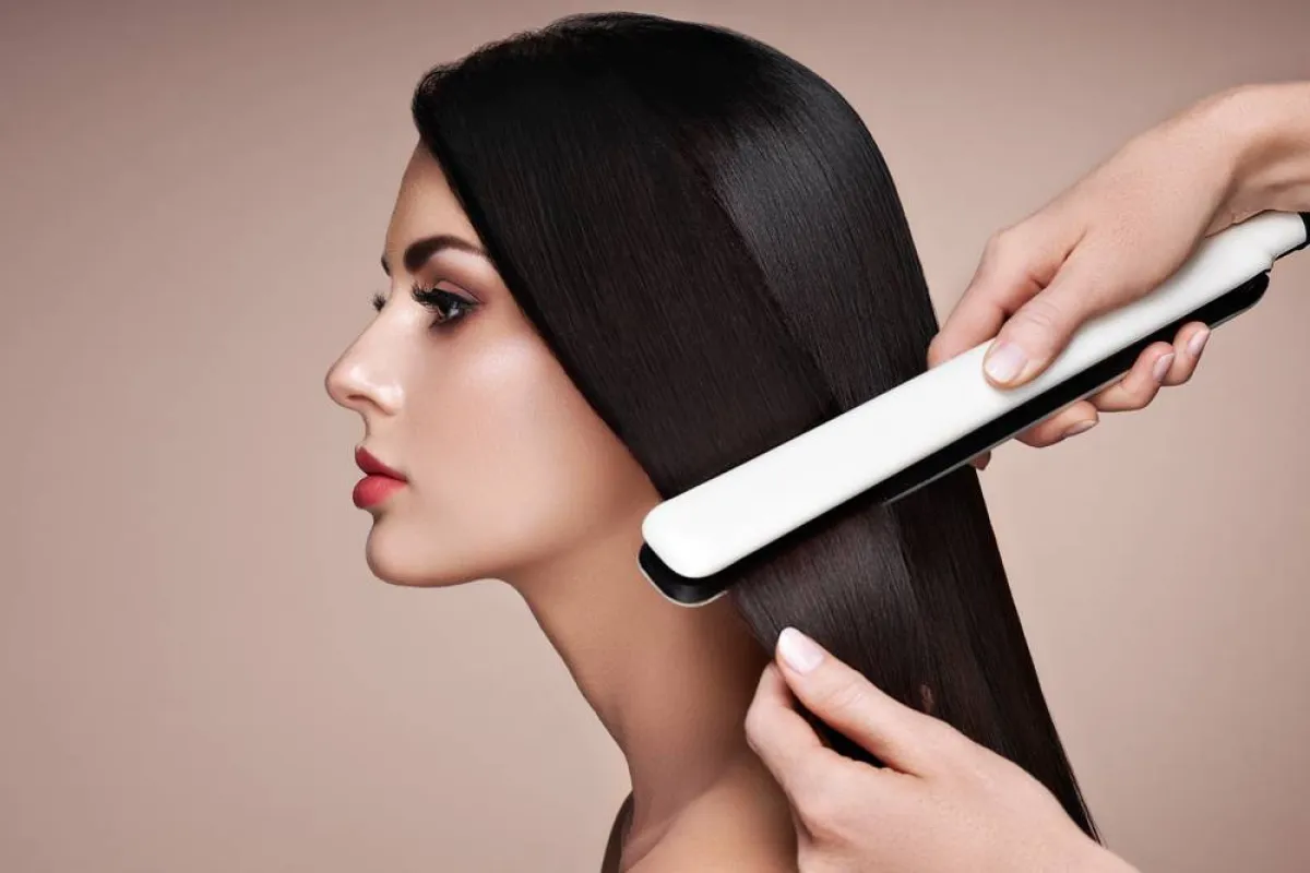 الفرق بين مكواة الشعر السيراميك والتيتانيوم