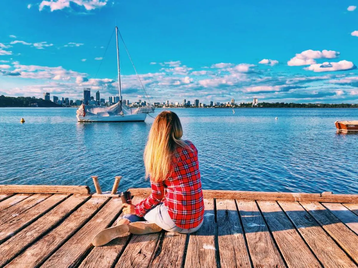 السباحة في المحيطات والبحيرات وحمامات السباحة في الوجهة السياحية