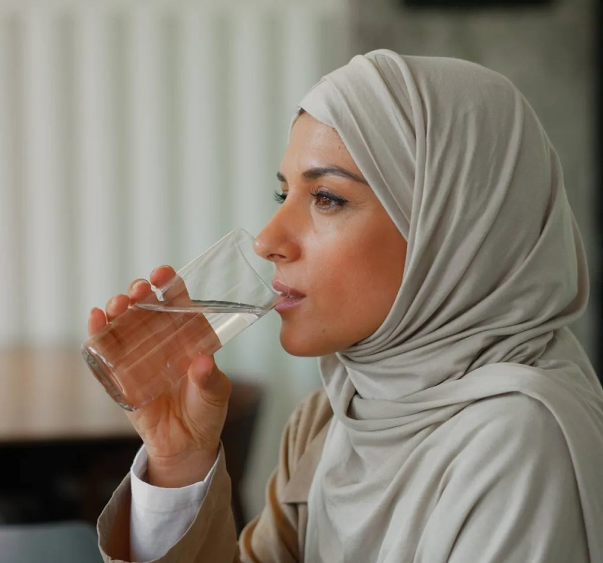 صورة لأم مرضعة تكثر من السوائل