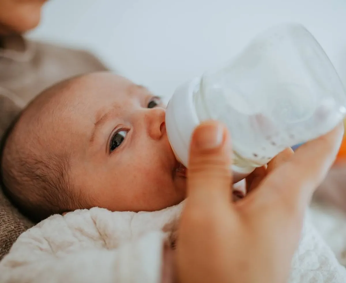 صورة لرضيع يرضع رضاعة صناعية