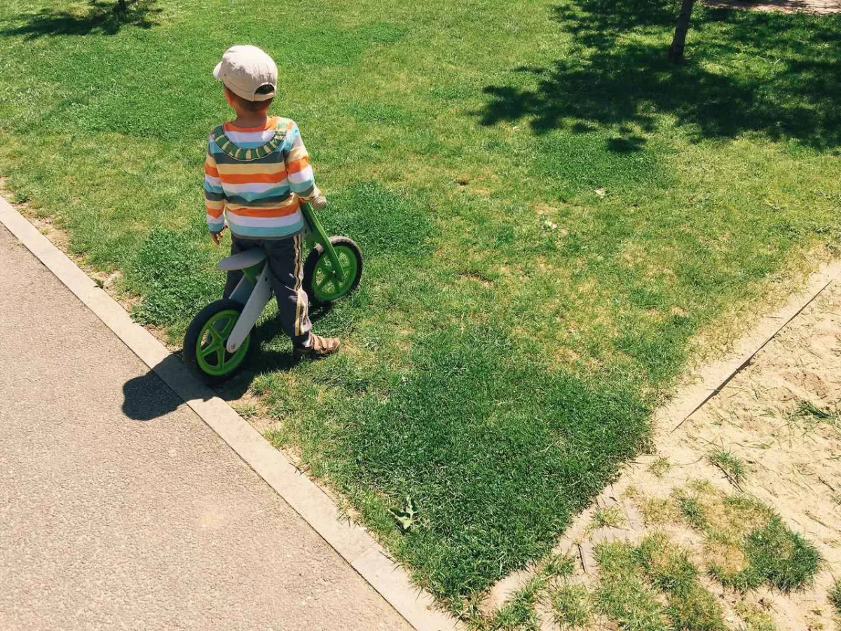 صورة طفل مشتت الانتباه