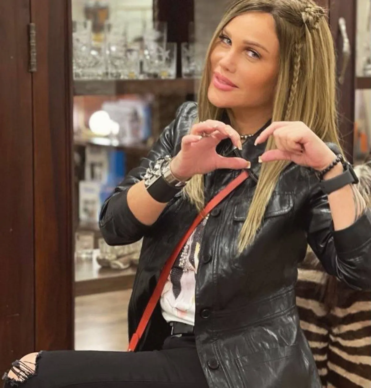 نيكول سابا ببليزر جلد أسود وبنطلون جينز ممزق