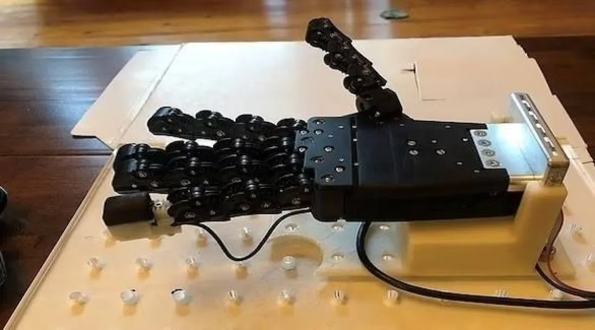 أطراف أصابع تنقل نفس شعور اللمس الطبيعي للإنسان. الصورة من ديلي ميل البريطانية