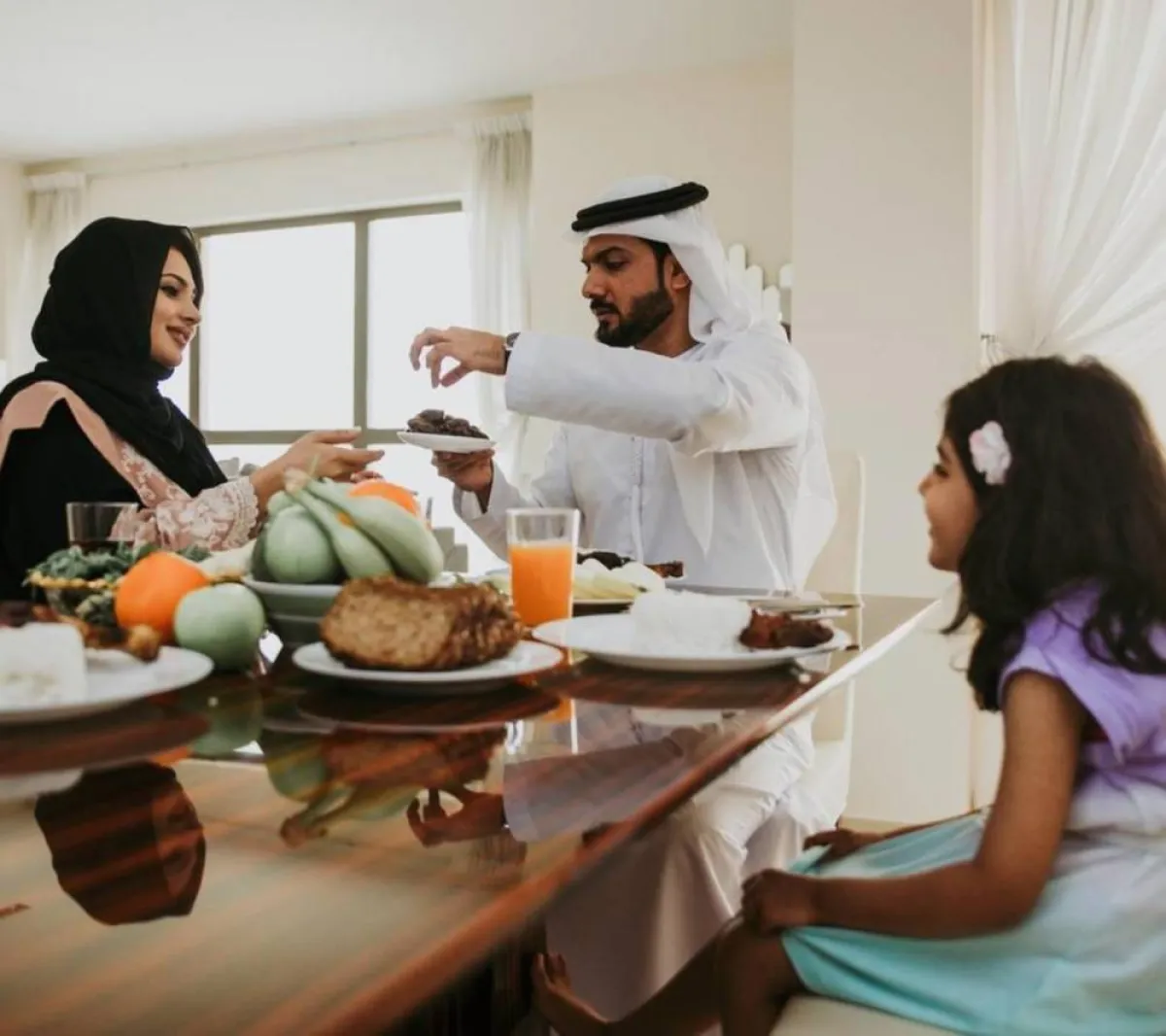 صورة لأسرة تتناول طعامها