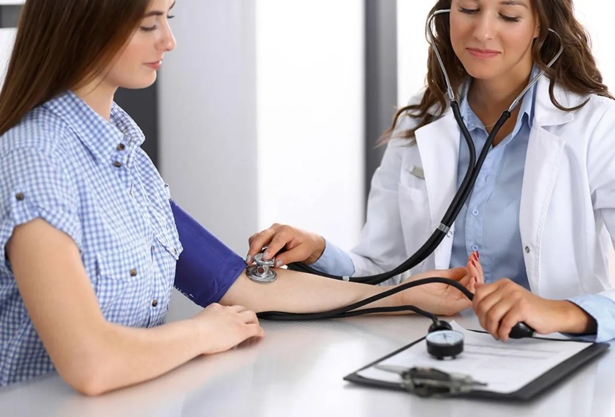 صورة لحامل والطبيبة