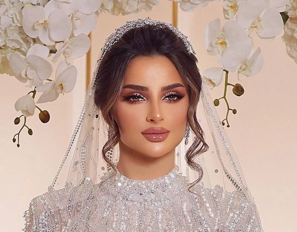 تسريحات شعر عروس مرفوعة ناعمة