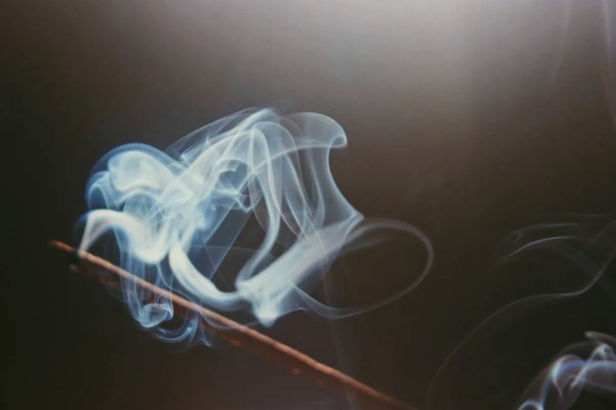 طرق كفيلة بالتخلّص من رائحة الدخان في المنزل