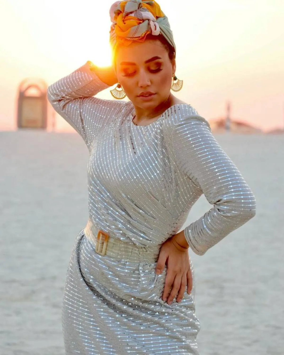 مي إبراهيم بفستان رمادي مُطرز بالترتر وتوربان متعدد الألوان