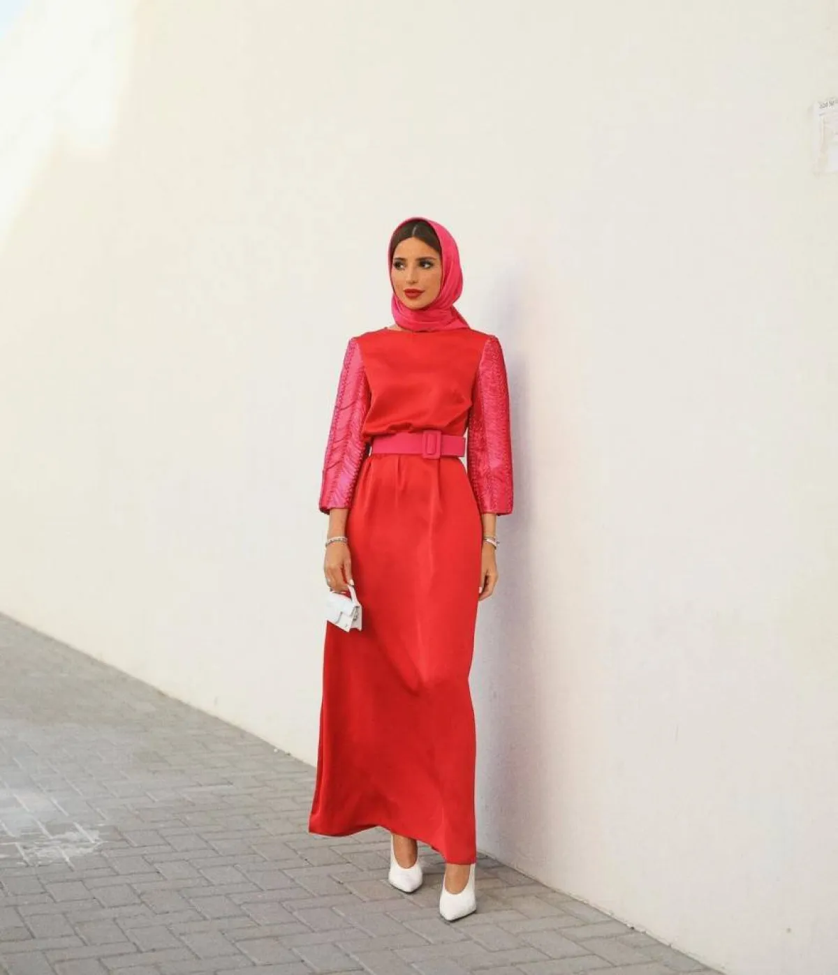 فاطمة حسام بفستان ماكسي باللون الأحمر المرجاني وحذاء باللون الأبيض
