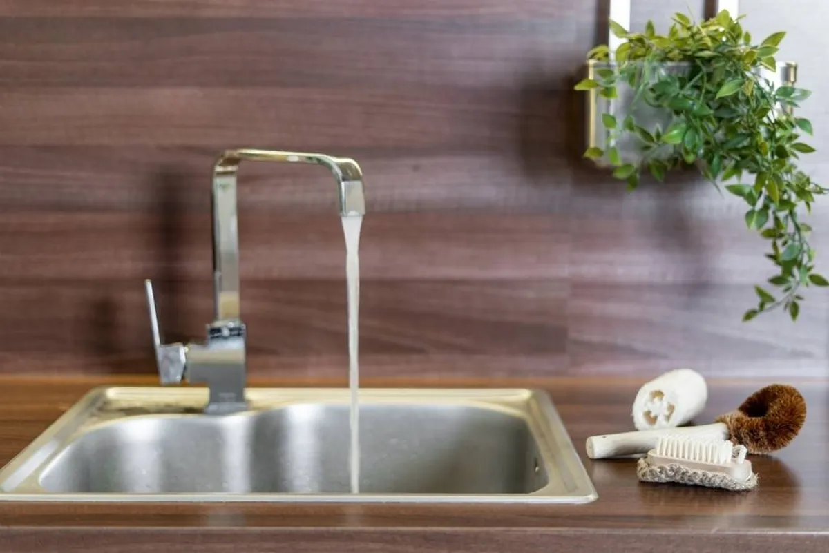 لا مناصّ من استخدام الفرشاة في تنظيف السطح الخشبي