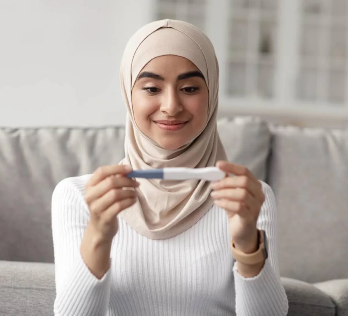 صورة لفرحة سيدة بالخبر السعيد