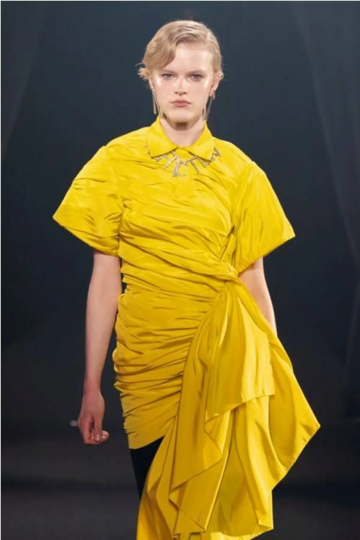 اللون الأصفر مع السروال الأسود من إي زاد فاكتوري  Az Factory