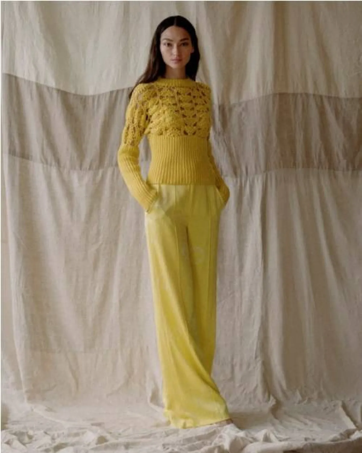 إطلالة باللون الأًصفر من أليجاندرو ألونسو روجاس  Alejandro Alonso Rojas